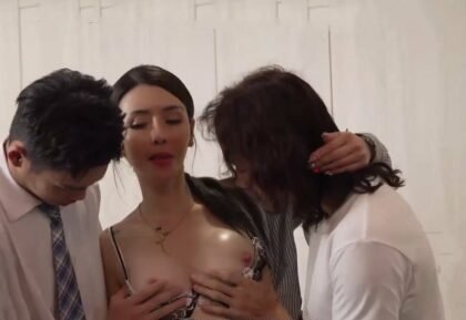 Người mẹ to dâm đãng loạn luân với hai cậu con trai của mình